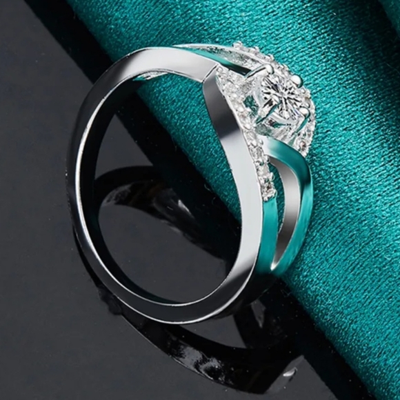 925 Sterling Silver Round 5A Zircon Ring For Woman - Picture 2 of 5